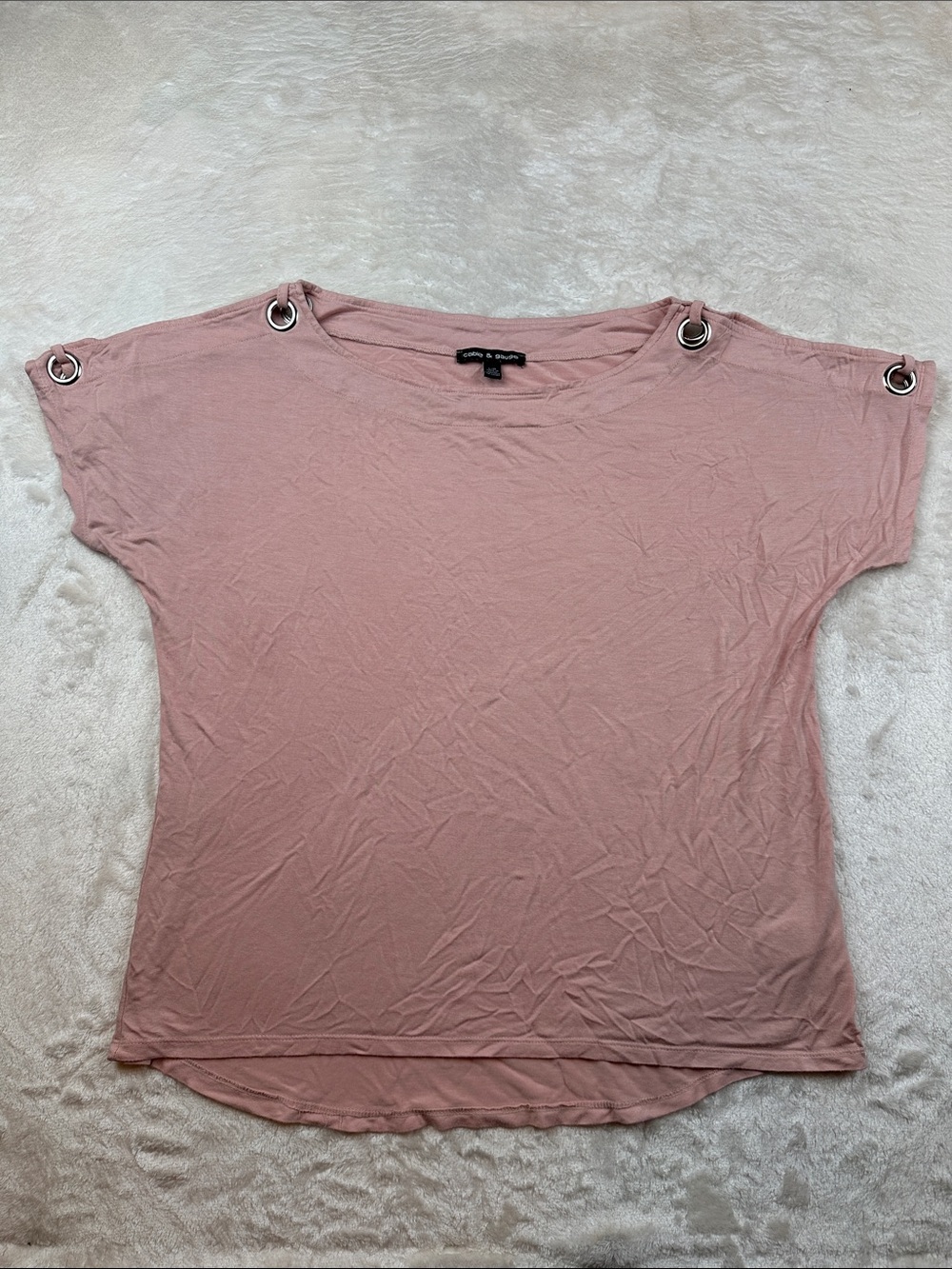 Cable & Gauge Size L Rose Grommet Shoulder Short Sleeve Tee | Casual | Everyday